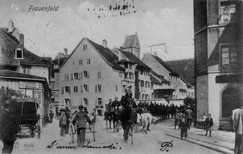 Frauenfeld Brenplatz mit Reiterkolonne um 1905