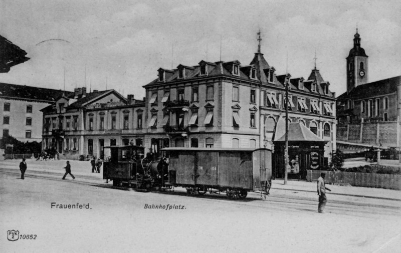 Frauenfeld Bahnhofplatz mit Dampflokomotive der Wilerbahn um 1900