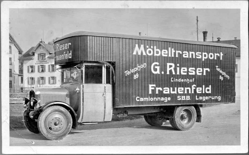 Frauenfeld Mbelwagen Firma Rieser auf dem Marktplatz