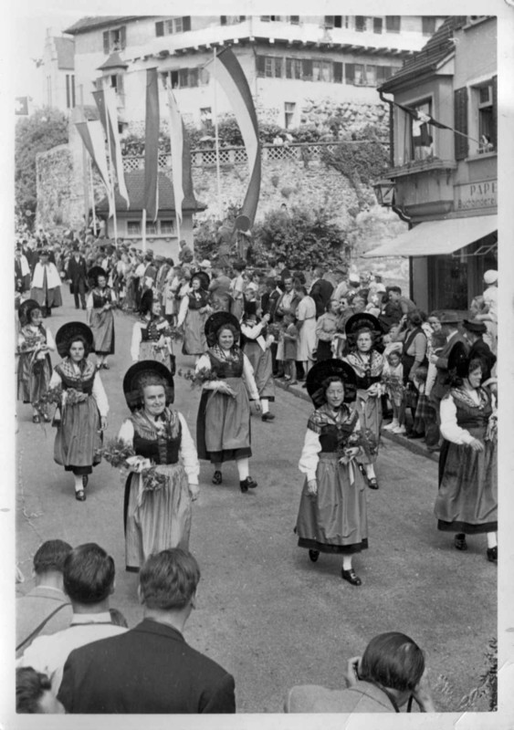 Frauenfeld Umzug Trachtenfrauen bei der Schlossbrcke