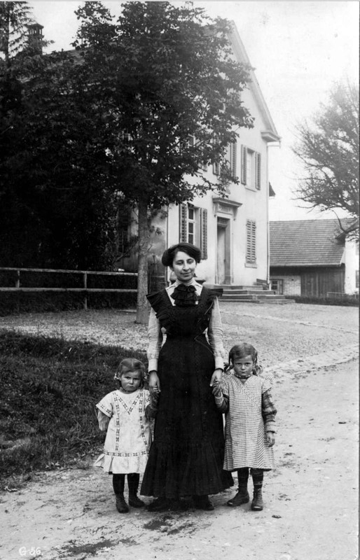 Gerlikon Dame mit Kindern vor Schulhaus um 1910